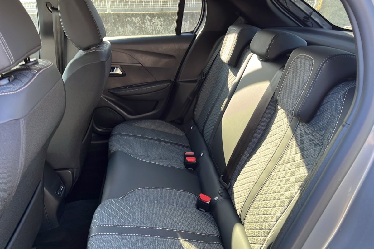 Peugeot E-208 - Photo 12