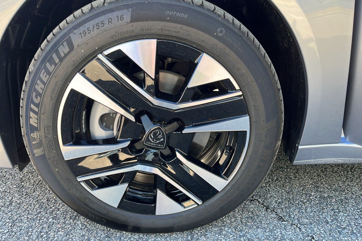 Peugeot E-208 - Photo 13