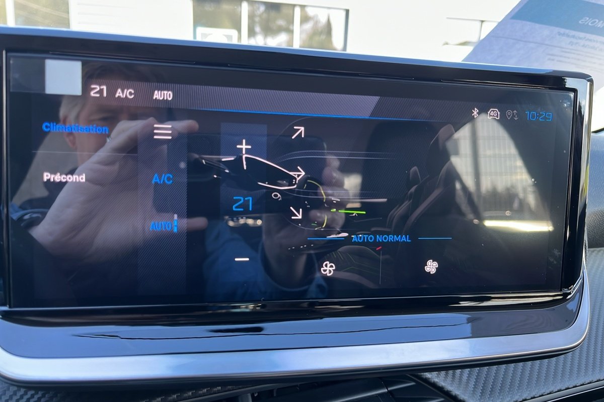 Peugeot E-208 - Photo 17