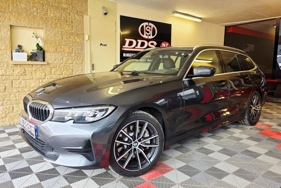 BMW 330e - Photo 1