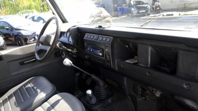 Land Rover Defender - Photo 15