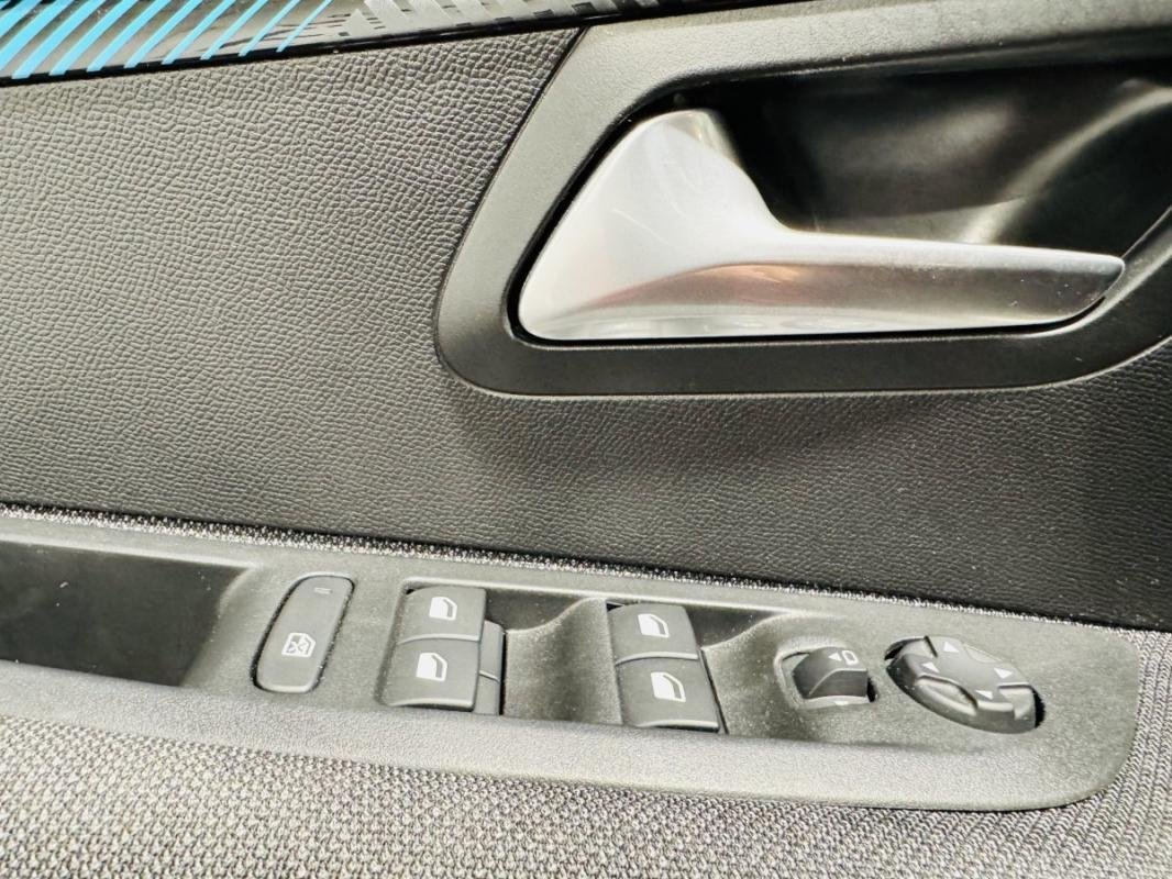 Peugeot E-208 - Photo 9