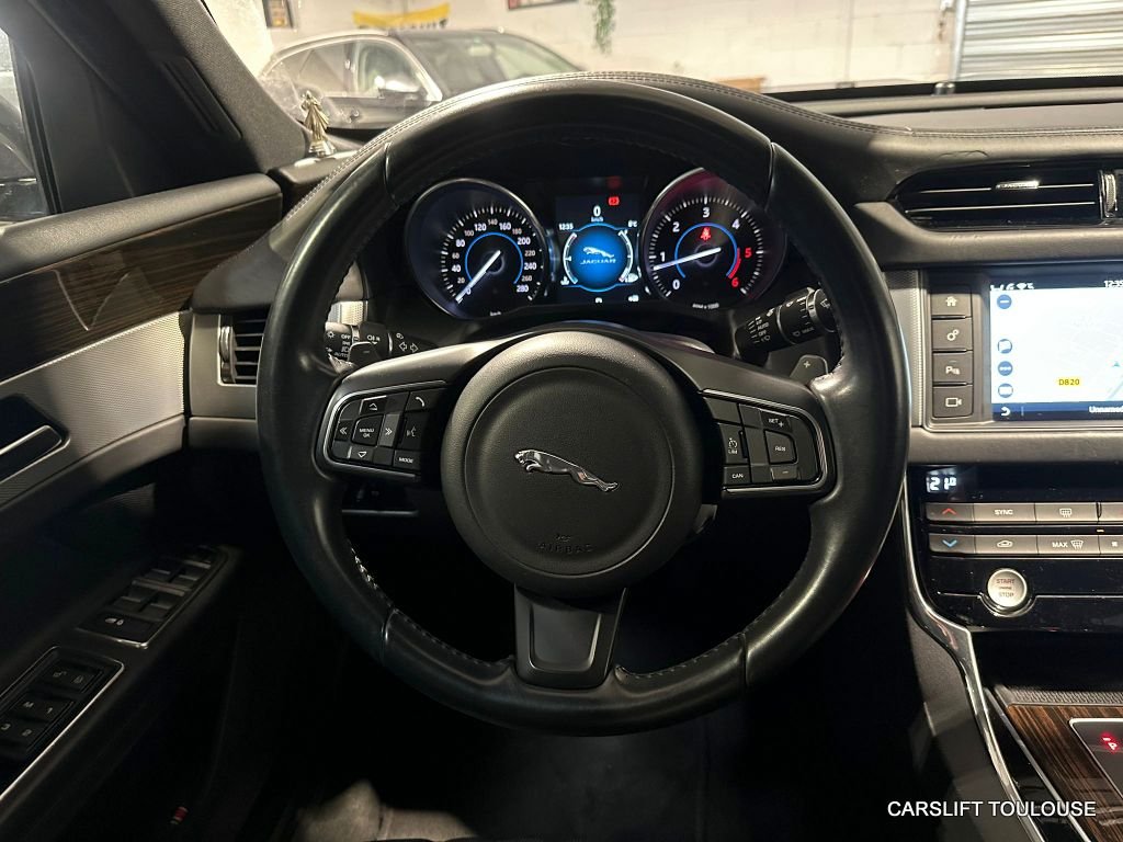 Jaguar XF - Photo 16