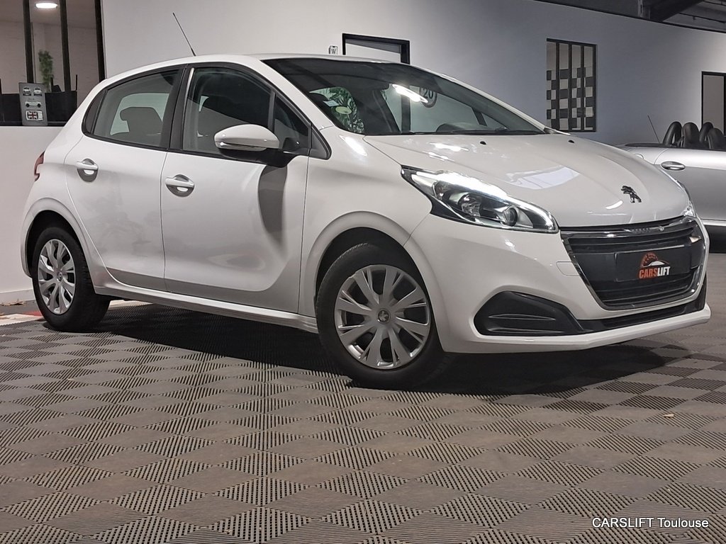 Peugeot 208 - Photo 1