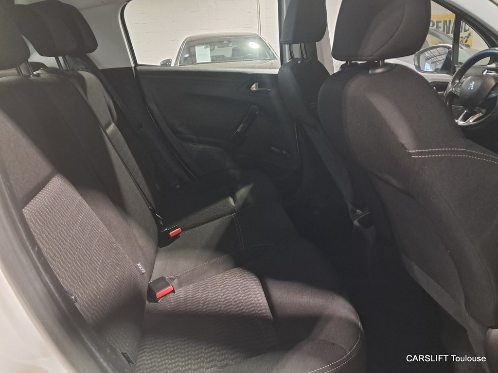Peugeot 208 - Photo 11