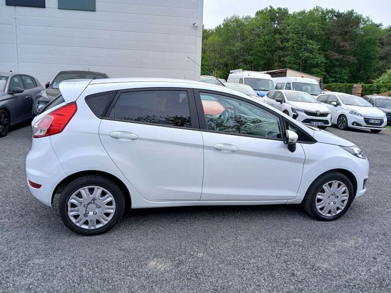 Ford Fiesta - Photo 4
