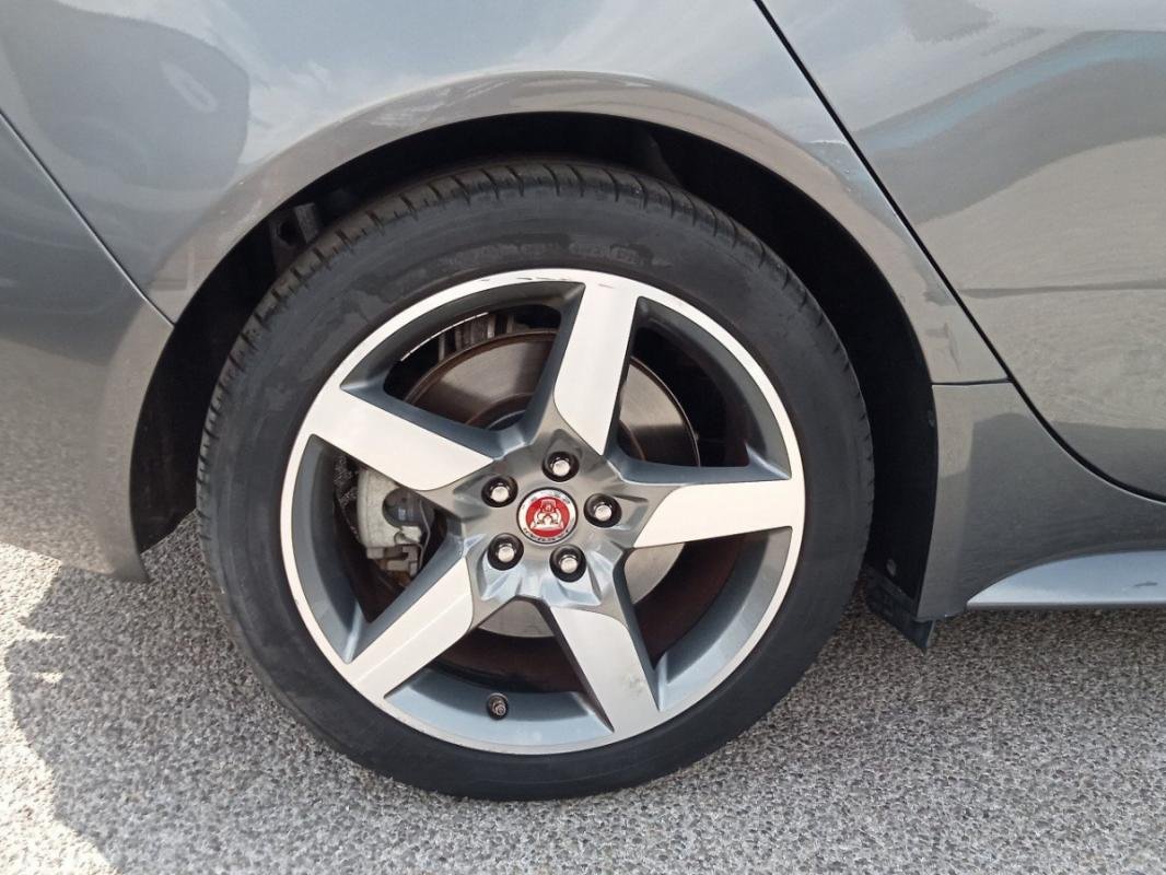 Jaguar XE - Photo 11