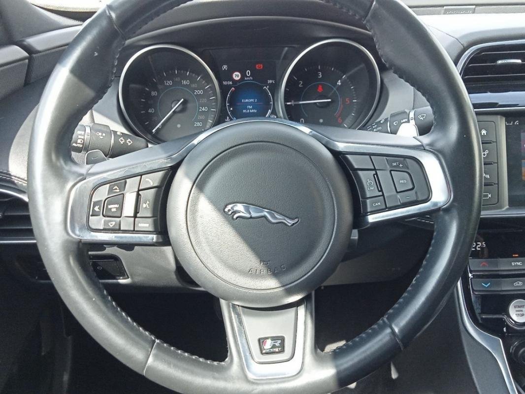 Jaguar XE - Photo 12