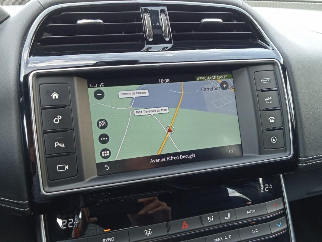 Jaguar XE - Photo 21