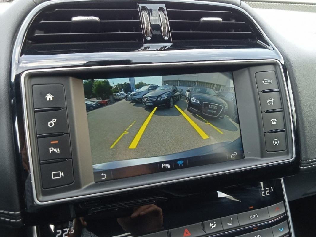 Jaguar XE - Photo 22