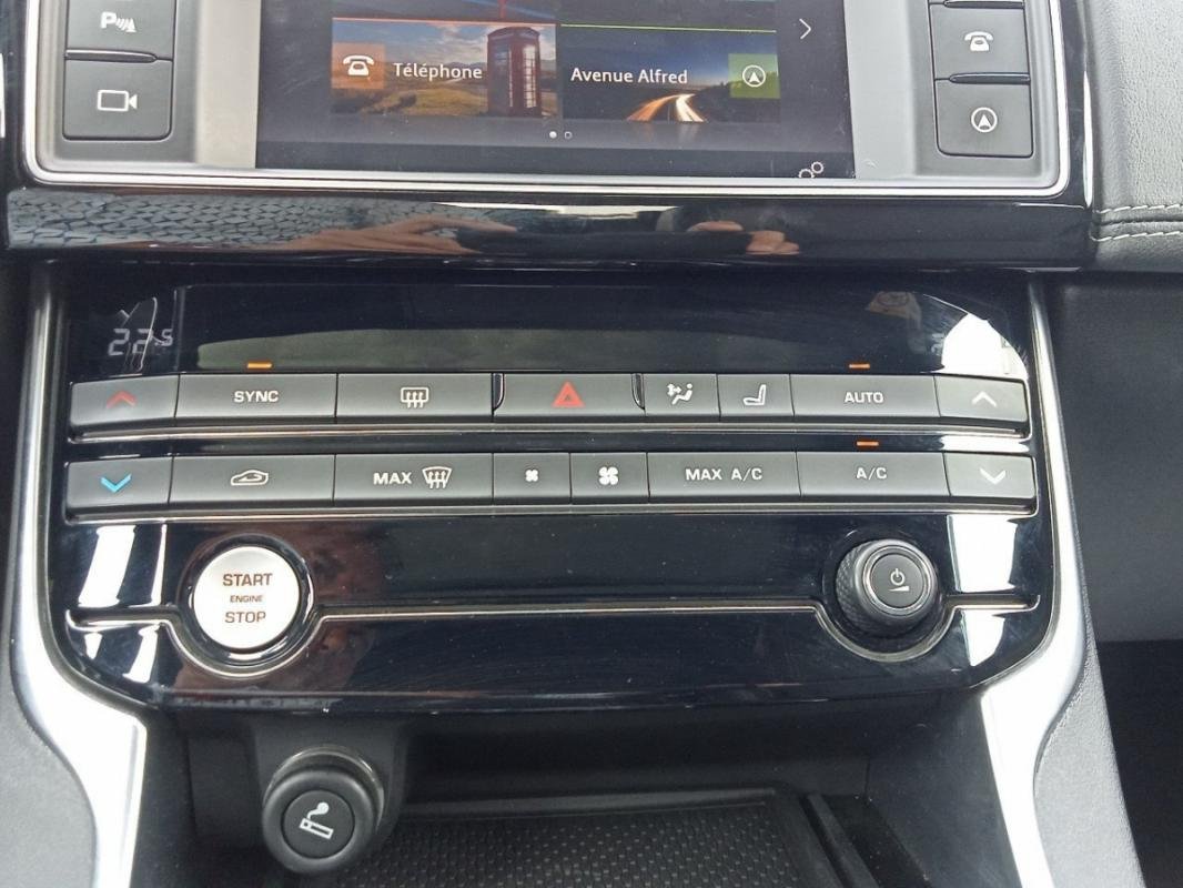 Jaguar XE - Photo 24