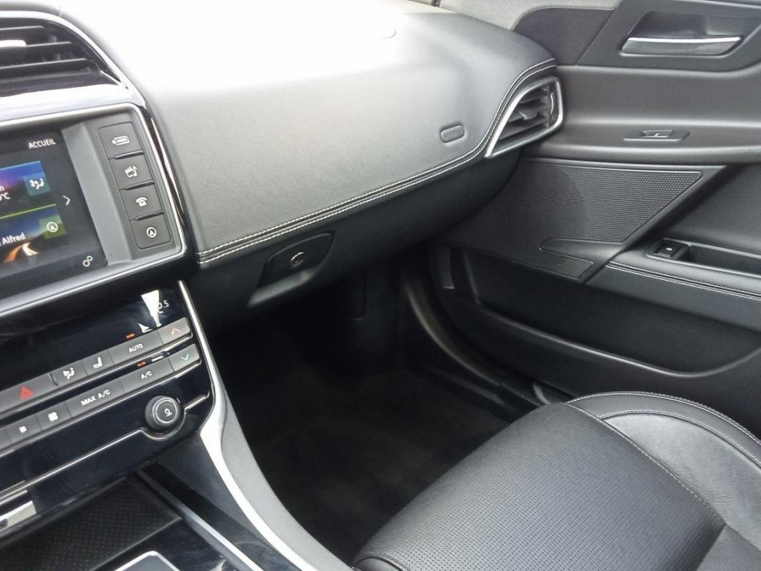 Jaguar XE - Photo 28