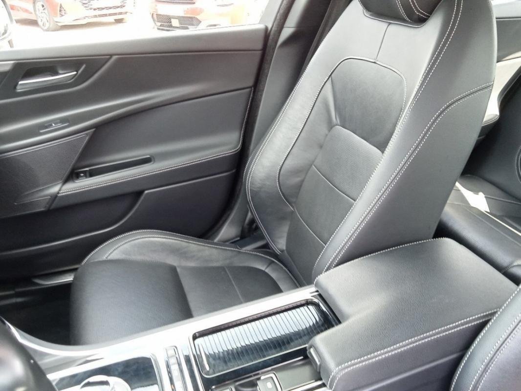 Jaguar XE - Photo 29