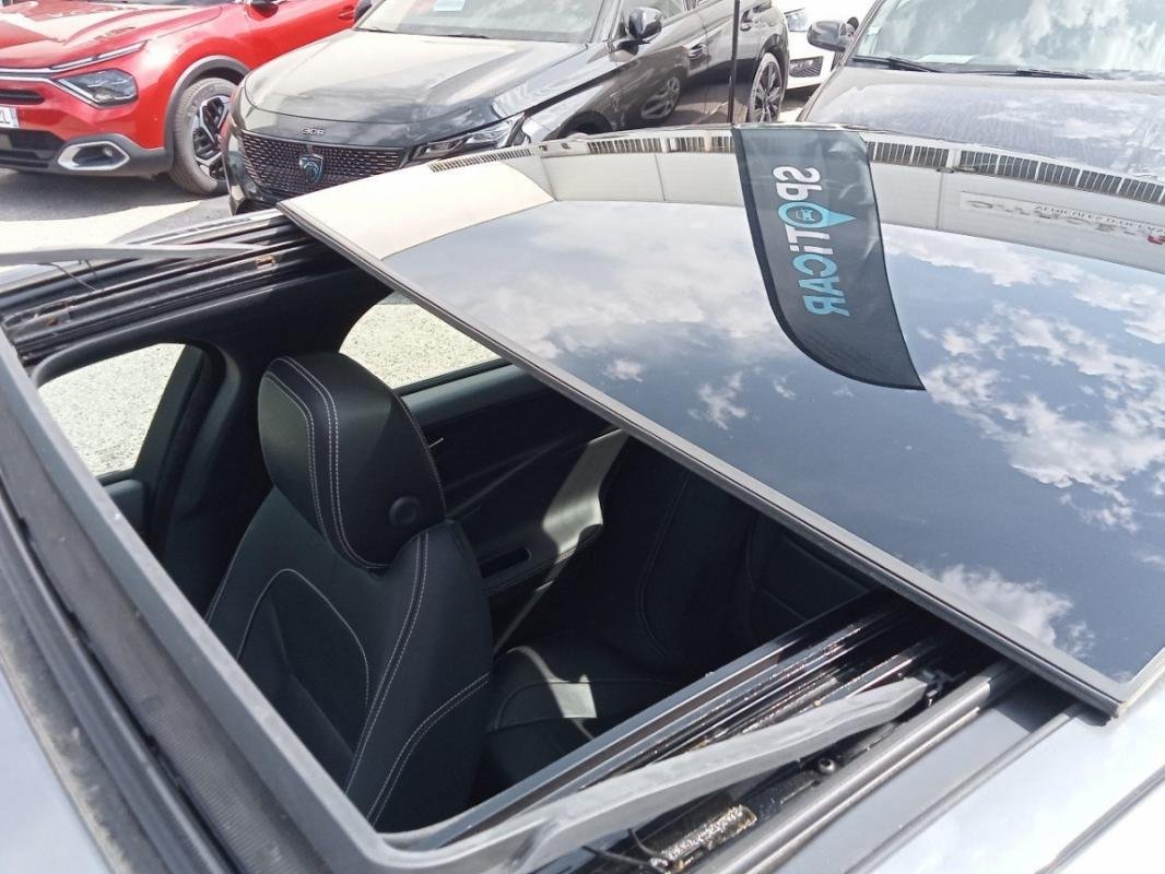 Jaguar XE - Photo 32