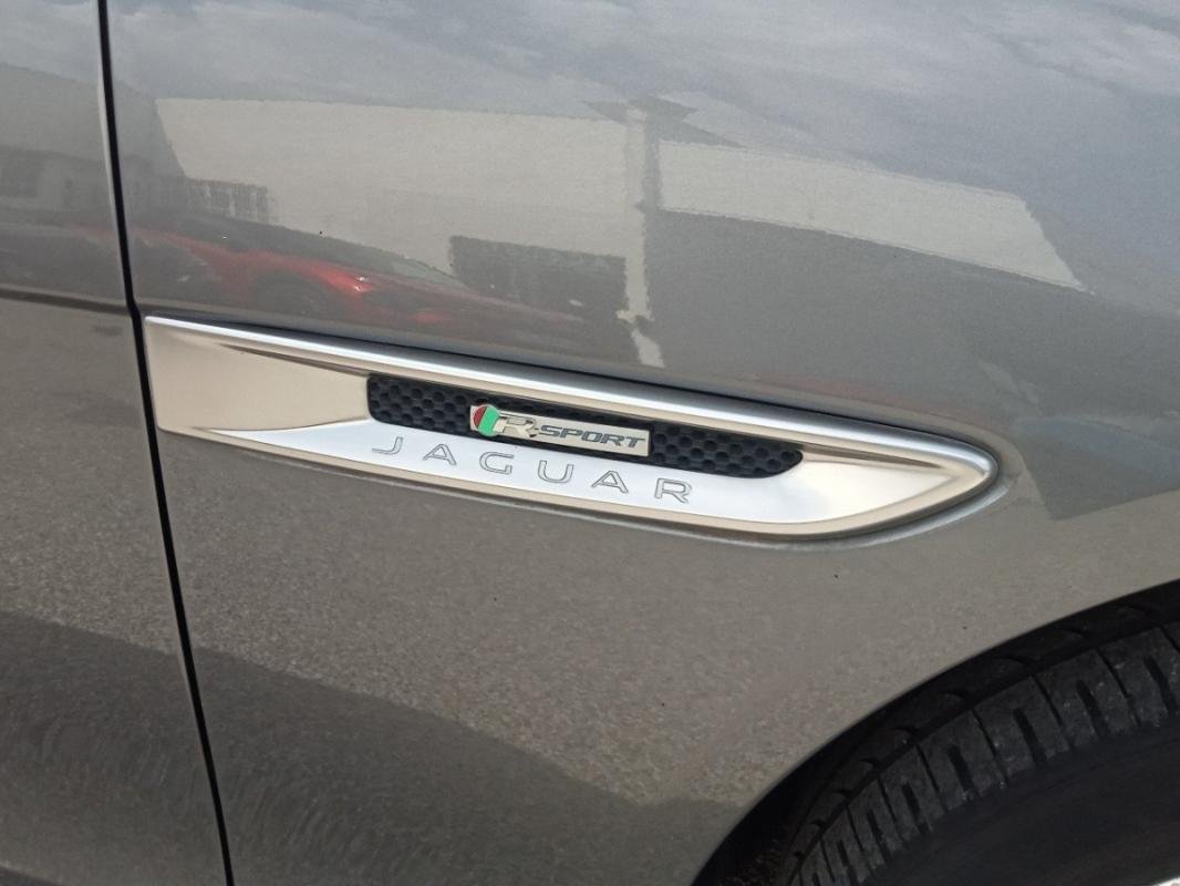 Jaguar XE - Photo 37