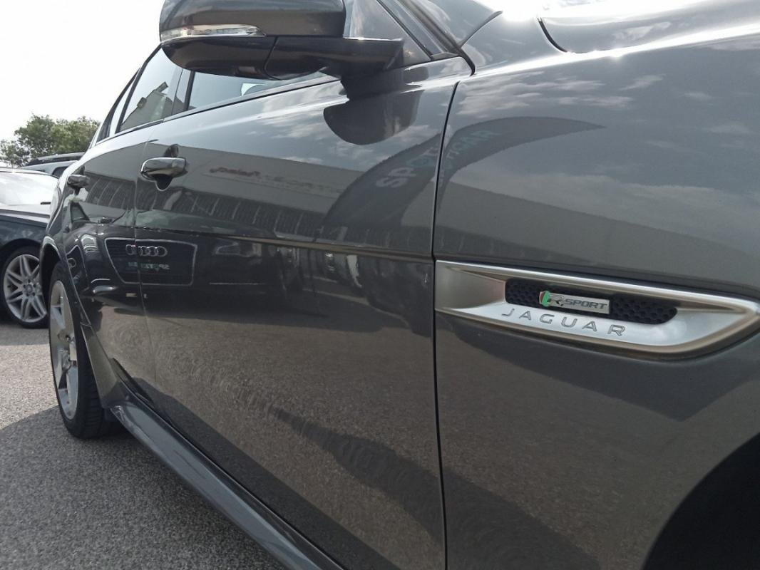 Jaguar XE - Photo 39