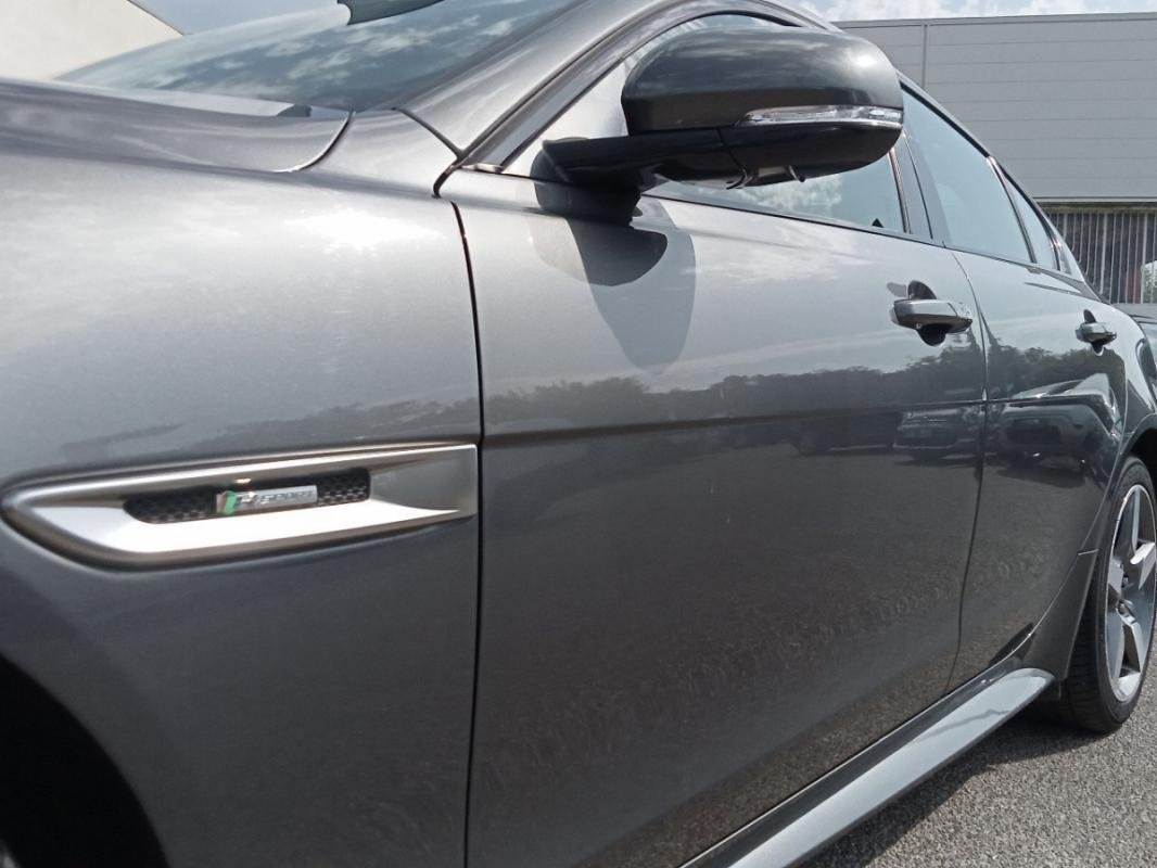 Jaguar XE - Photo 40