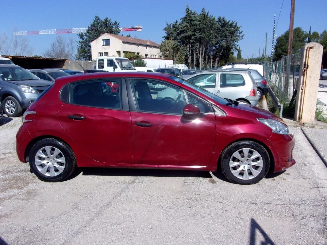 Peugeot 208 - Photo 2