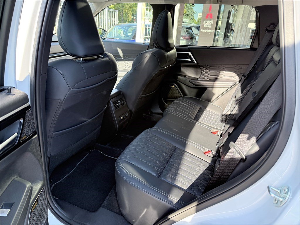 Mitsubishi Outlander - Photo 9