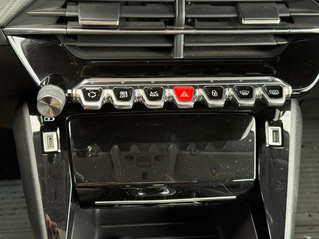 Peugeot 208 - Photo 18