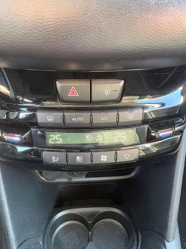 Peugeot 208 - Photo 9