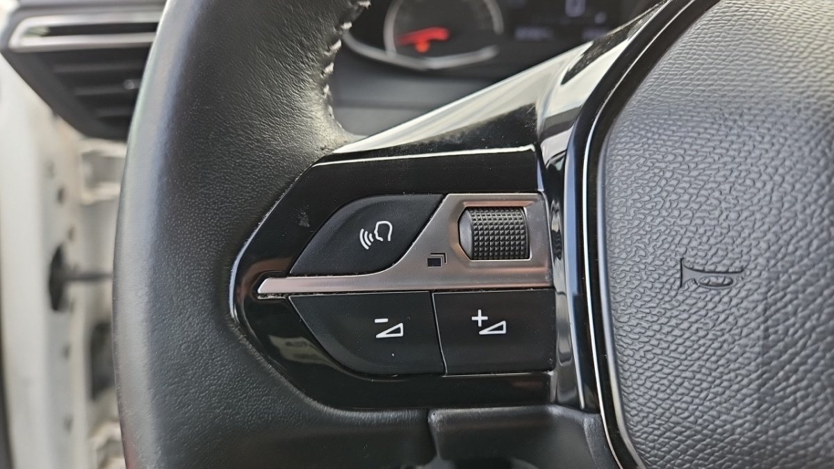 Peugeot 208 affaire - Photo 18