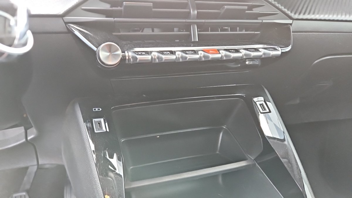Peugeot 208 affaire - Photo 25